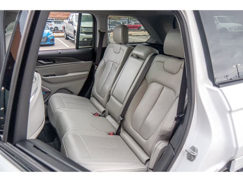 Used 2022 Jeep Grand Cherokee Overland w/ Luxury Tech Group IV image 19