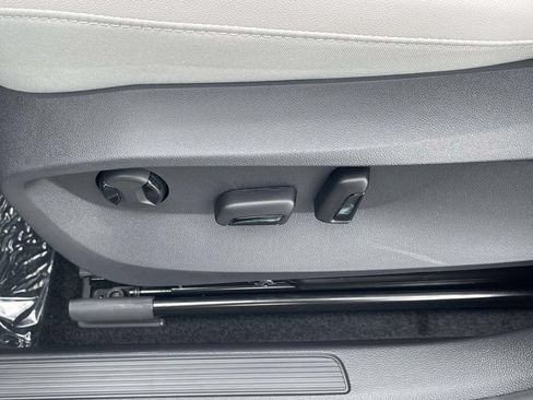 New 2026 Volkswagen Taos SE FWD image 15