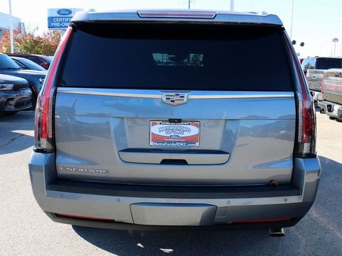 Used 2020 Cadillac Escalade ESV Premium Luxury image 6