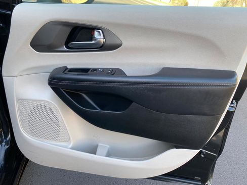 Used 2023 Chrysler Pacifica Touring-L image 50