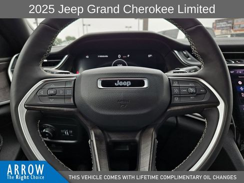 Used 2025 Jeep Grand Cherokee Limited AWD/4WD image 27