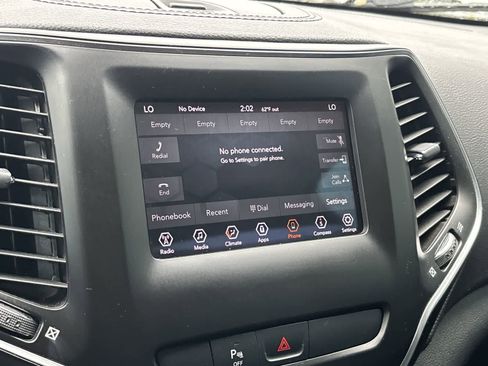 Used 2019 Jeep Cherokee Latitude Plus AWD/4WD image 19
