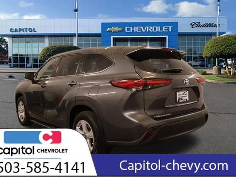 Used 2022 Toyota Highlander LE AWD/4WD image 6