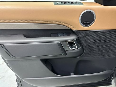 Used 2024 Land Rover Discovery Metropolitan Edition image 17