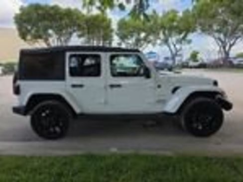 Used 2022 Jeep Wrangler Unlimited Sahara AWD/4WD image 10