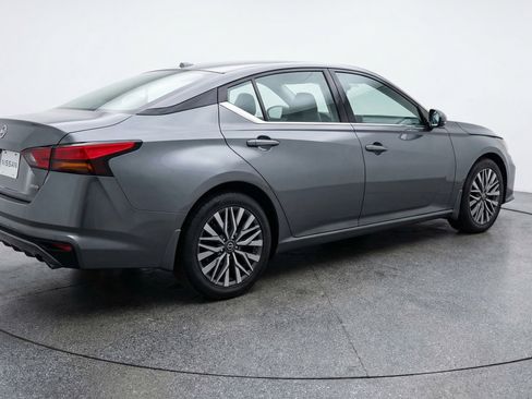 Used 2025 Nissan Altima 2.5 SV image 9