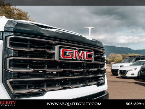 Used 2025 GMC Sierra 2500 AT4X image 10