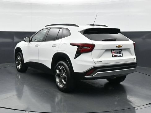 Used 2025 Chevrolet Trax LT FWD image 8