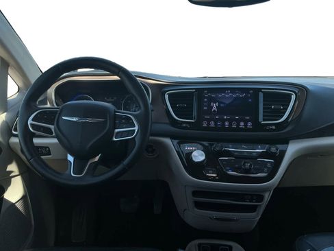 Used 2018 Chrysler Pacifica Touring-L w/ Premium Audio Group FWD image 10