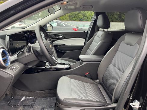 Used 2025 Chevrolet Trax LT w/ LT Convenience Package image 35