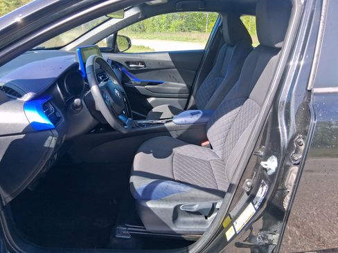 Used 2020 Toyota C-HR XLE FWD image 14