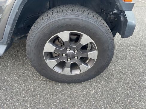 Used 2018 Jeep Wrangler Unlimited Sahara AWD/4WD image 9