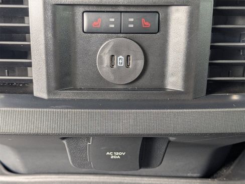 Used 2025 Ford F250 Platinum w/ FX4 Off-Road Package image 15