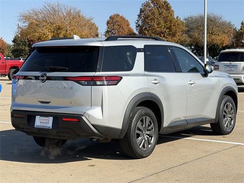 Used 2024 Nissan Pathfinder SV image 4