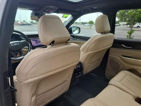 Used 2024 Jeep Grand Cherokee L Limited w/ Luxury Tech Group II RWD image 14