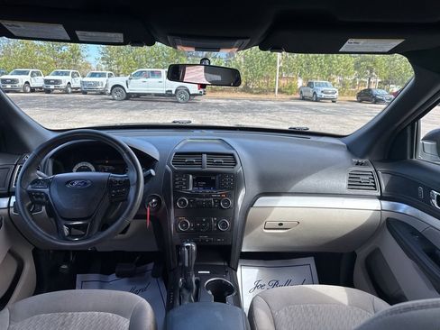 Used 2018 Ford Explorer FWD image 2
