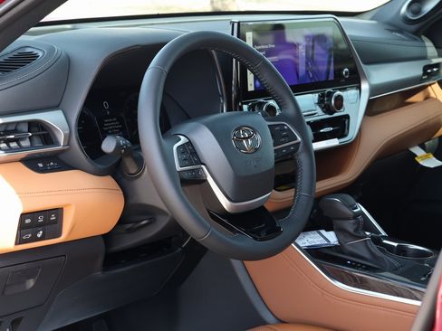 New 2026 Toyota Highlander Platinum image 14