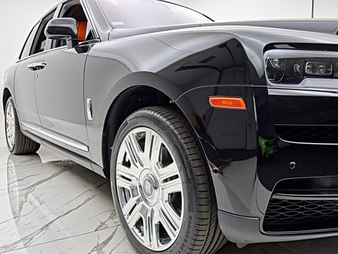 Used 2022 Rolls-Royce Cullinan AWD/4WD image 16