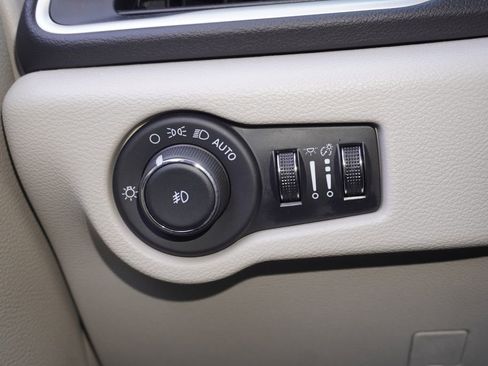 Used 2024 Chrysler Pacifica Touring-L FWD image 18