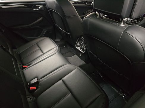 Used 2025 Porsche Macan AWD/4WD image 13