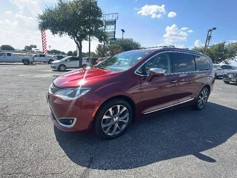 Used 2018 Chrysler Pacifica Limited w/ Tire & Wheel Group FWD image 1