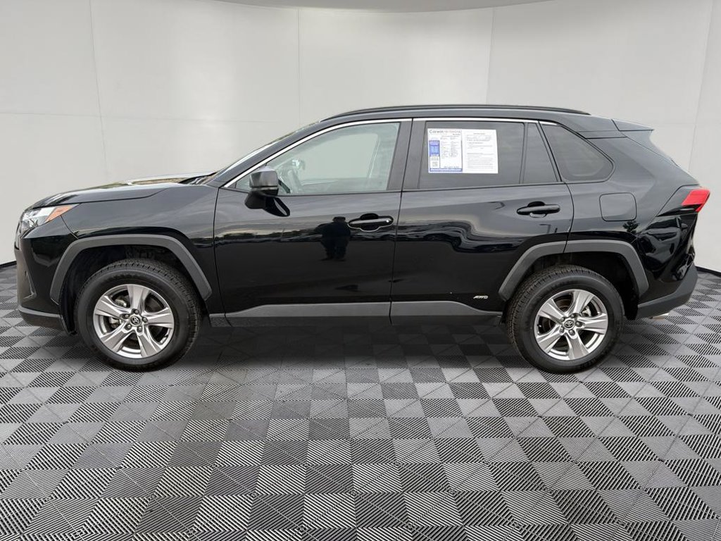 Used 2025 Toyota RAV4 LE AWD/4WD image 4