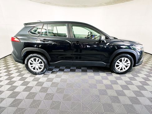 Used 2023 Toyota Corolla Cross L image 2