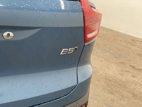 Used 2024 Volvo XC40 B5 Core image 11