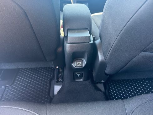 Used 2018 Jeep Renegade Latitude w/ UConnect 8.4 Nav Group AWD/4WD image 17