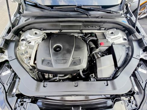 Used 2021 Volvo XC60 T5 Momentum w/ Premium Package image 42
