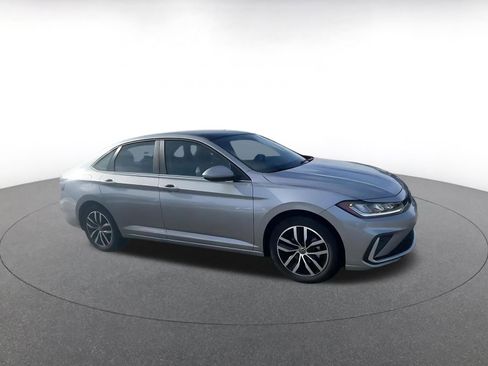 Used 2025 Volkswagen Jetta SE image 2