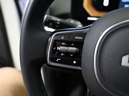 Used 2025 Kia Sorento S image 40