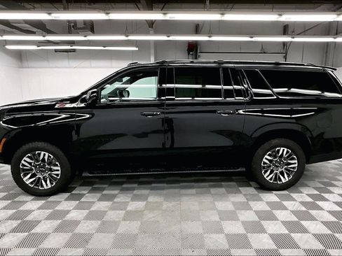 Used 2025 Chevrolet Suburban Z71 AWD/4WD image 13