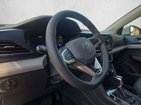 Used 2024 Volkswagen Taos SE FWD image 9