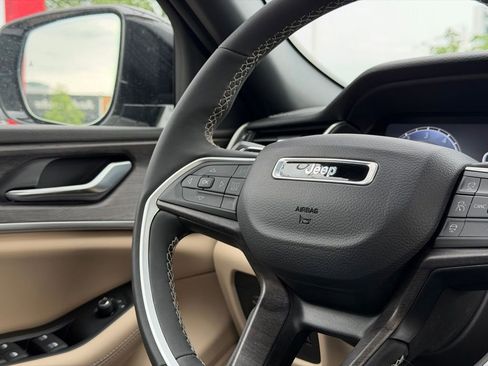 Used 2024 Jeep Grand Cherokee Limited w/ Luxury Tech Group II AWD/4WD image 20