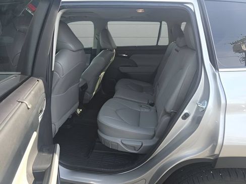 Used 2023 Toyota Highlander XLE FWD image 9