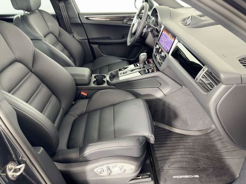 Certified 2025 Porsche Macan image 30