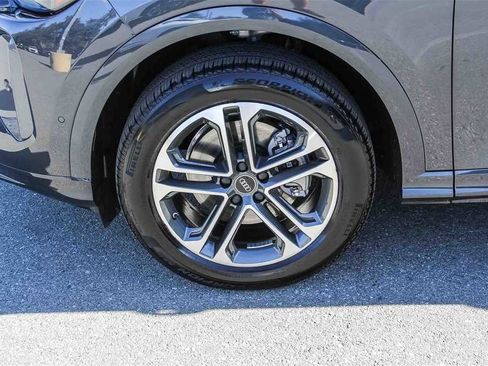 Used 2025 Audi Q5 Premium w/ Convenience Package image 9