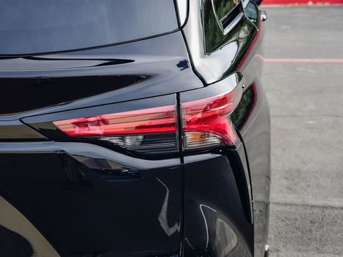 Certified 2024 Toyota Sienna XSE image 8