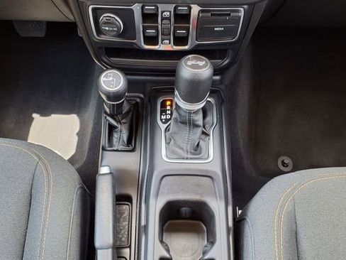Used 2025 Jeep Wrangler Unlimited Sahara AWD/4WD image 24