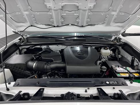 Used 2018 Toyota Tacoma TRD Off-Road AWD/4WD image 29