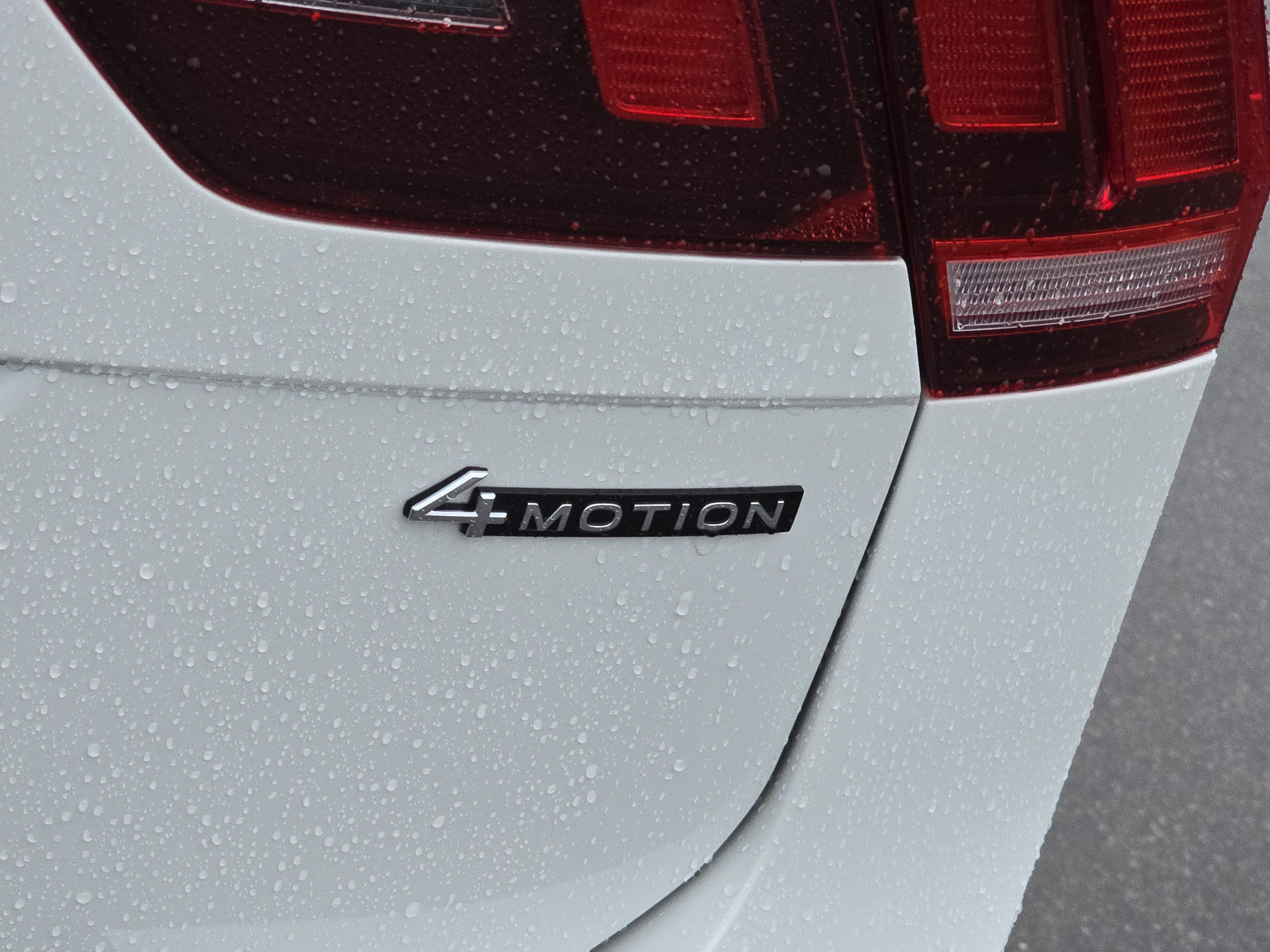 Certified 2024 Volkswagen Tiguan SE R-Line AWD/4WD image 10