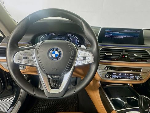 Used 2022 BMW 745e xDrive w/ Premium Package AWD/4WD image 11