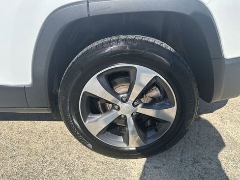 Used 2019 Jeep Cherokee Limited w/ Luxury Group AWD/4WD image 38