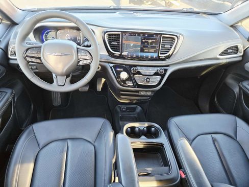 Used 2024 Chrysler Pacifica Limited image 10
