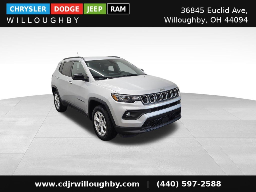 Used 2024 Jeep Compass Latitude AWD/4WD image 3