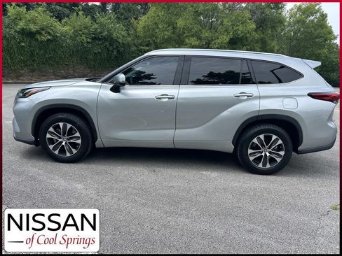 Used 2021 Toyota Highlander XLE FWD image 4