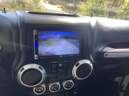 Used 2017 Jeep Wrangler Unlimited Sahara w/ Connectivity Group image 19