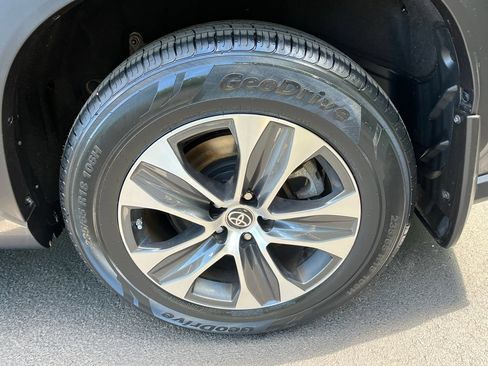 Used 2023 Toyota Highlander XLE AWD/4WD image 24