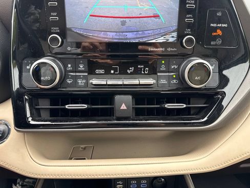 Used 2022 Toyota Highlander XLE AWD/4WD image 15